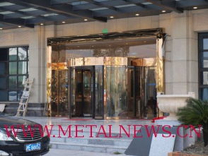 上海自動門廠家 解析豪華兩翼旋轉門的工藝與魅力